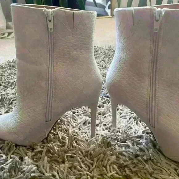 Express Cream/off white ankle boots | Size 9 - Picture 4 of 4